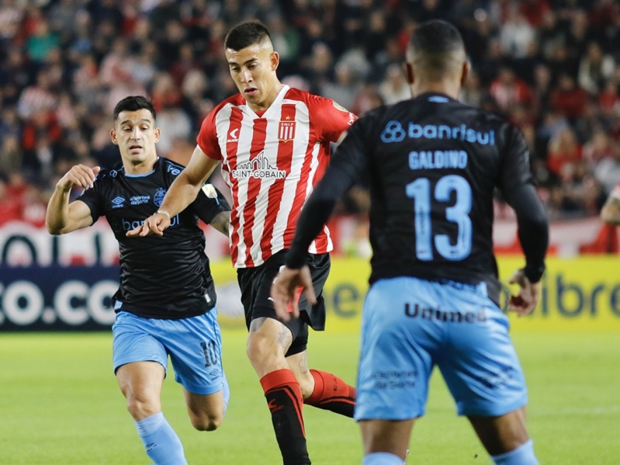 Estudiantes lo perdió con un hombre más y puso el grupo al rojo vivo