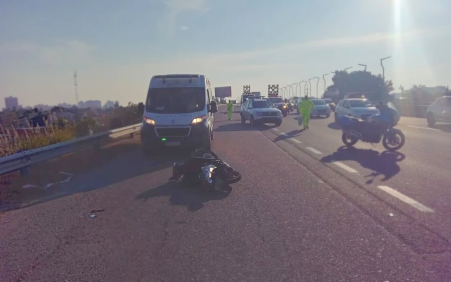 Murió un motociclista tras un fuerte choque en la Autopista Buenos Aires - La Plata