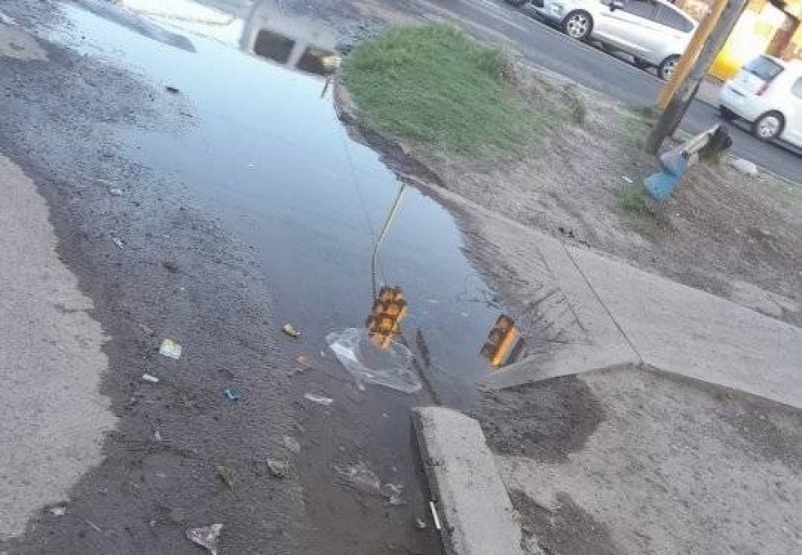 Reclaman por el desborde de una zanja al lado de una escuela de Los Hornos: ”Entra a las casas agua con olor nauseabundo”