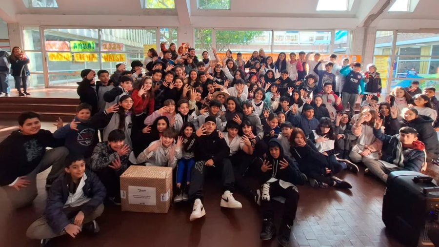 Trueno llegó por sorpresa a su escuela de la infancia, emocionó a los más chicos y les dedicó un mensaje especial