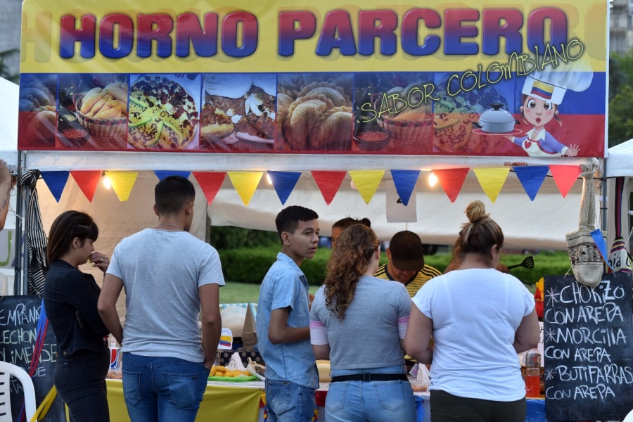 ”La Plata Celebra” llega este fin de semana a Plaza Moreno: el evento contará con música, arte y gastronomía colombiana