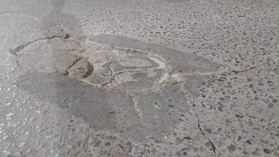 Vecinos reclaman por un bache en diagonal 73 y 67