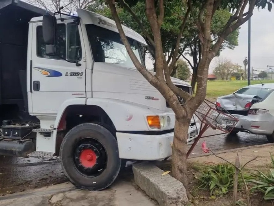 Un camionero de La Plata perdió el control al volante, chocó contra un auto y casi termina en tragedia