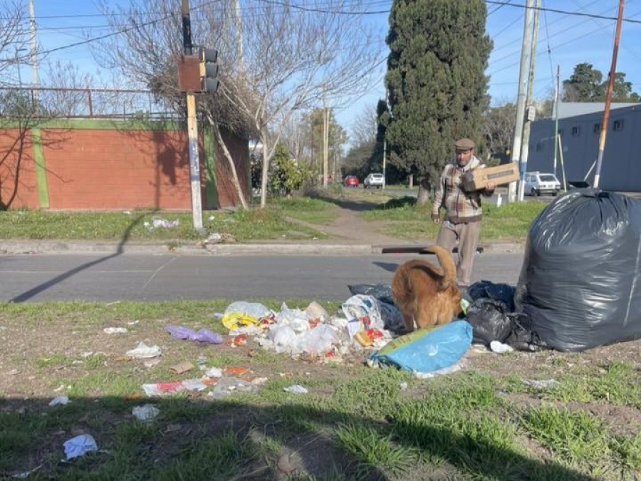 Vecinos denuncian basural a cielo abierto en avenida 143