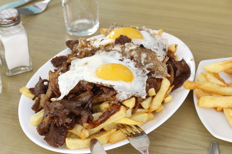 Un platense pidió comida en un local gastronómico de La Plata y le ofrecieron un ¡bife de chorizo a lo pobre!