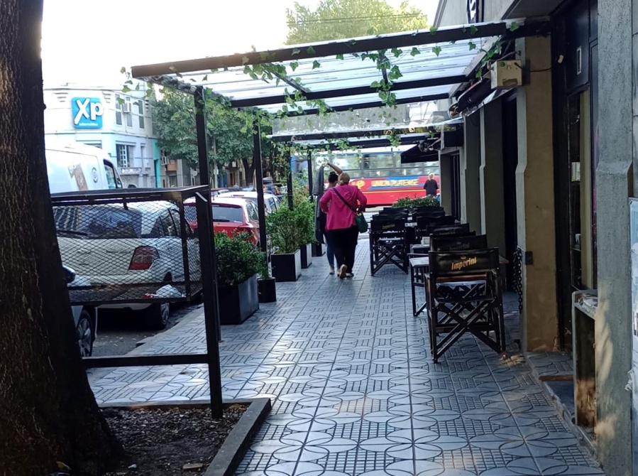 Quejas por un bar que se ”ocupa toda la vereda” a metros de Plaza Italia
