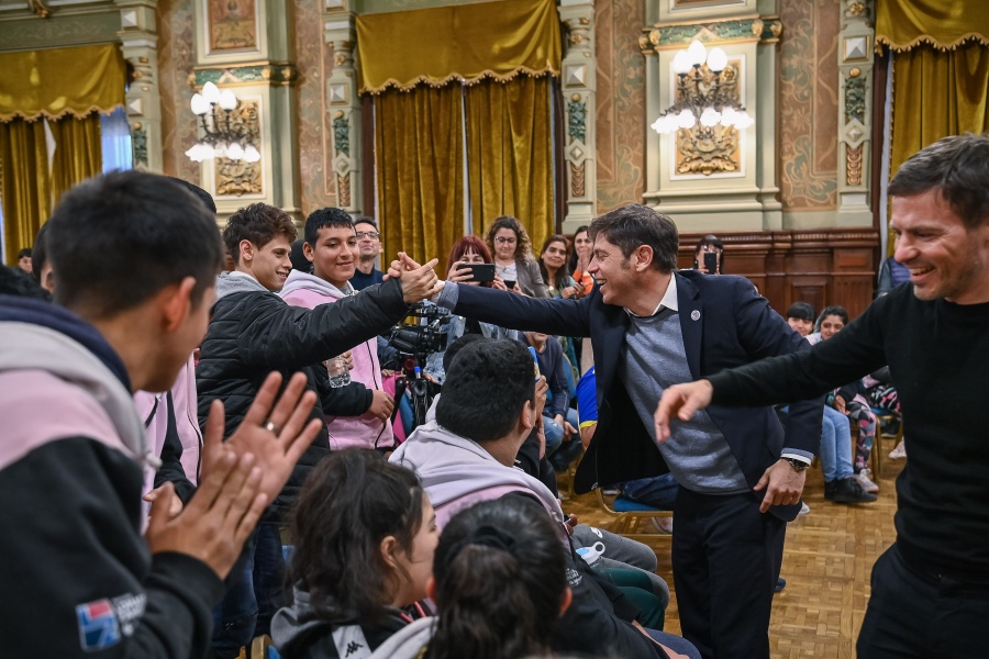 Kicillof junto a jóvenes que participaron del programa Viaje de Fin de Curso: ”Que ninguno se pierda esa experiencia única”