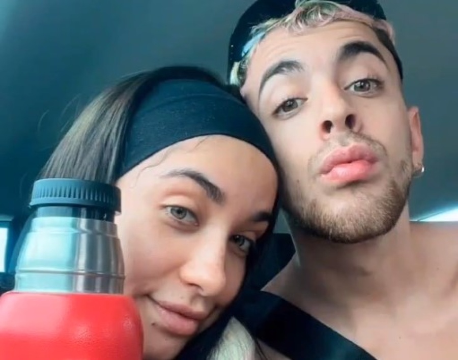 María Becerra y J Rei festejaron su aniversario de una forma muy especial: “Un mes sin vernos y así me recibís”