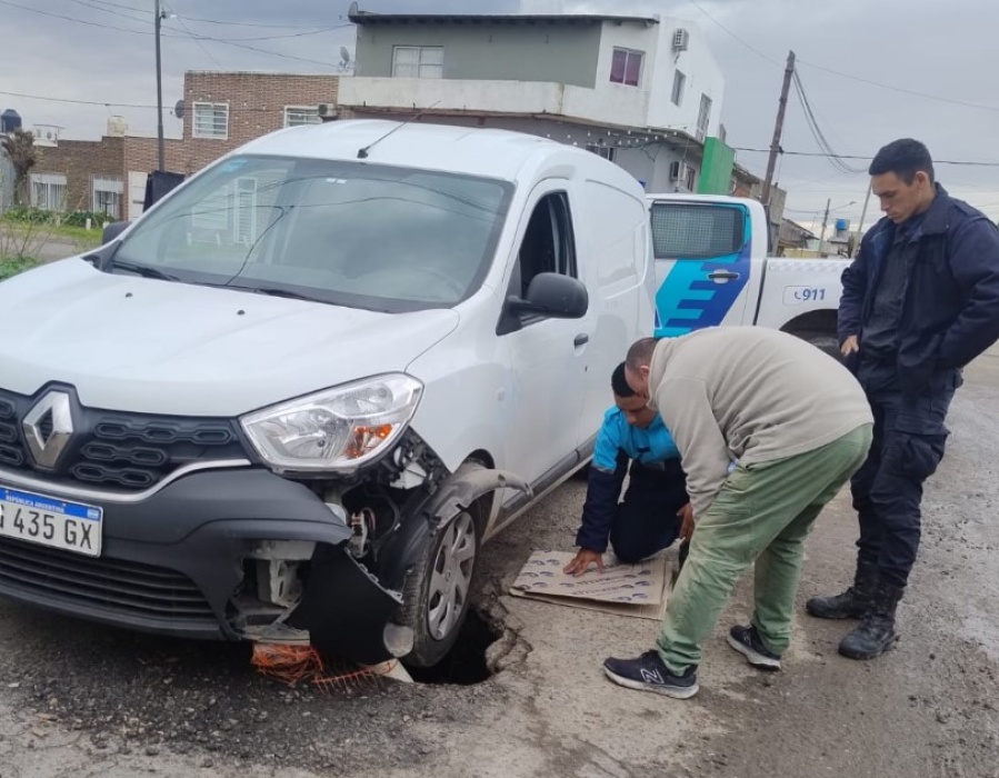 Un vecino quedó varado y hundido con su auto en un pozo en plena calle de La Plata