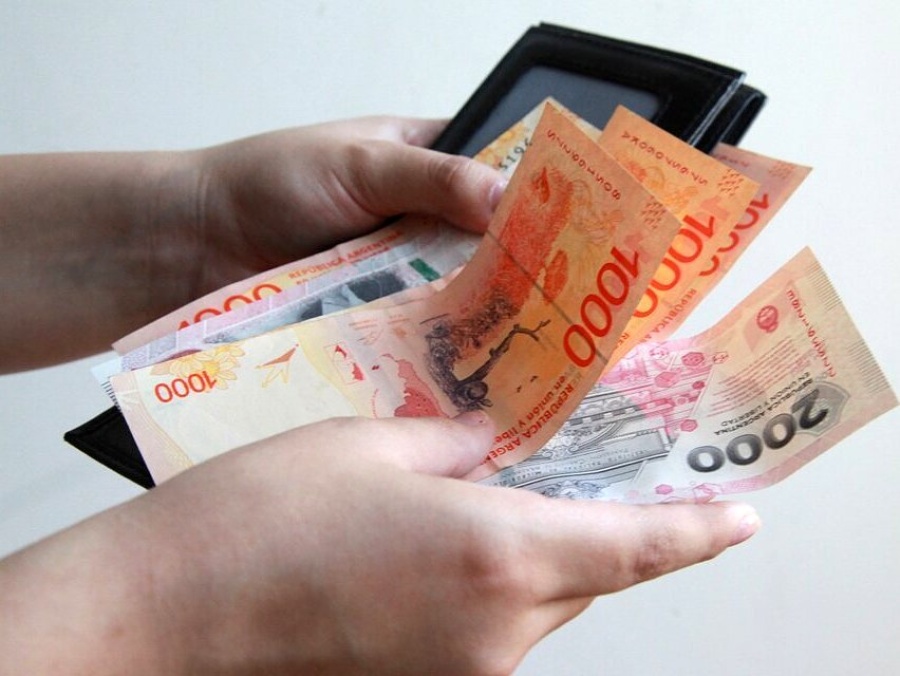 Buscarán subir el salario mínimo para hacerle frente a la caída del 34% que tuvo desde que asumió Milei