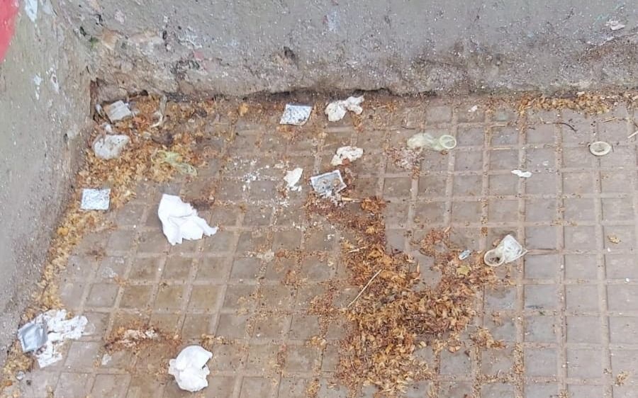 Vecinos de la Primaria N°15 denuncian acumulación de basura y profilácticos en la puerta de la escuela