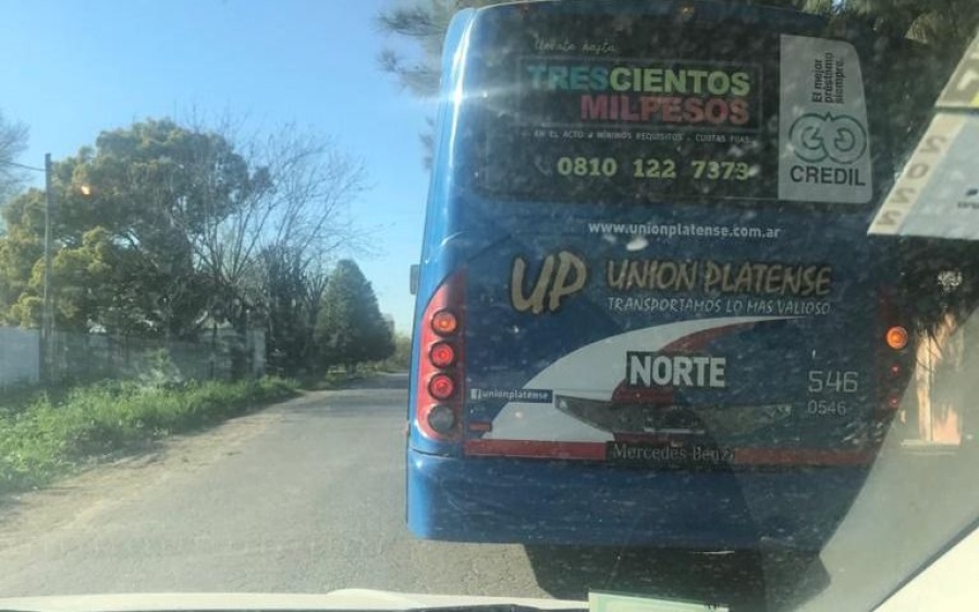 Vecinos reclaman por cómo estacionan los micros de una línea de La Plata