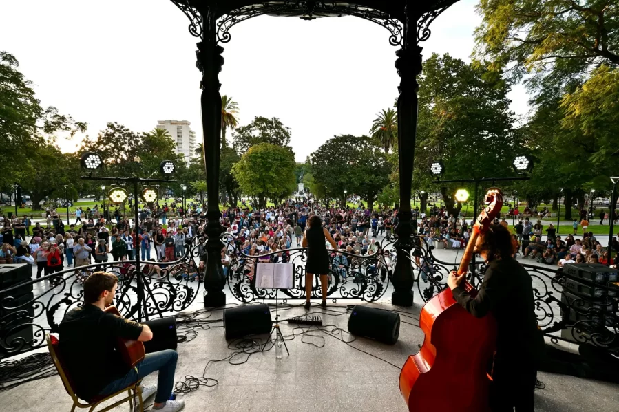 Domingo cultural en La Plata: ferias, teatro, música y más para cerrar el fin de semana