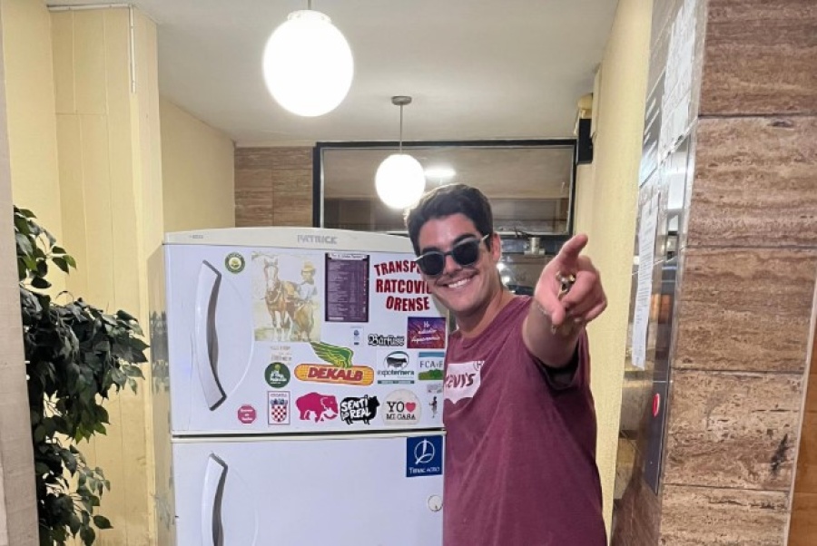 Un estudiante del interior ”cirujea” en La Plata, arrancó con el departamento ”pelado” y la pegó con su último hallazgo