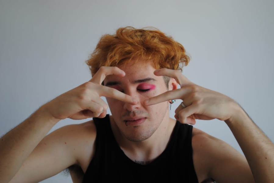 Es una persona quejosa y cantarle a la falsedad y las cosas malas de la vida lo hacen tener éxito en La Plata