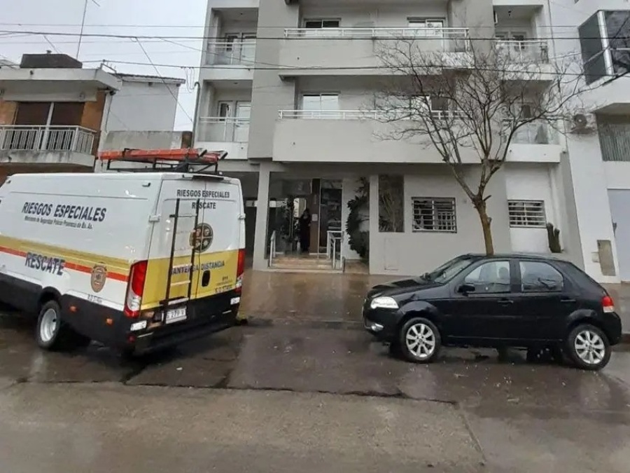 Casi termina tragedia: Un ascensor cayó desde un quinto piso y resultó herida una persona