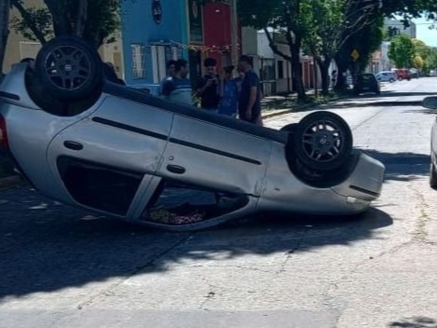 Impactante choque y vuelco en La Plata: una nena de 7 años viajaba con su madre y terminó internada en el Hospital de Niños