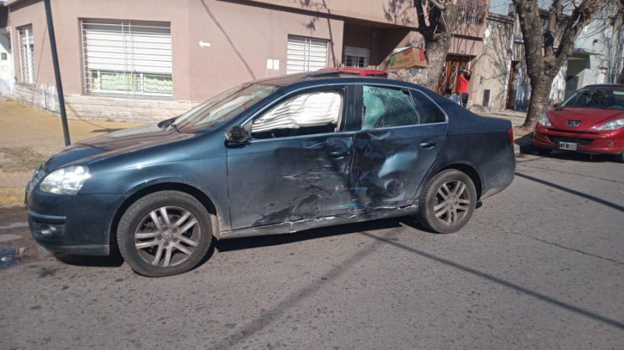Un vecino chocó a dos ”motochorros” en La Plata