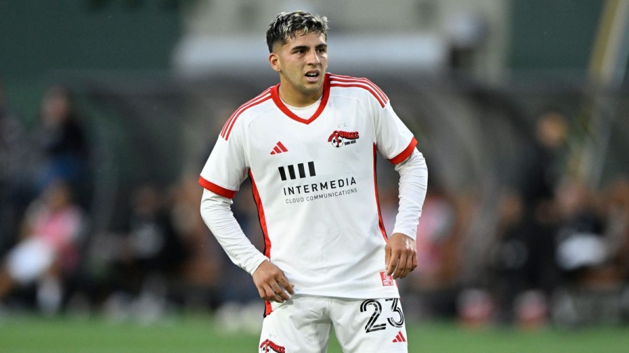 Fue la obsesión de Estudiantes en el mercado, sigue al equipo a distancia y tuvo que aclarar una situación curiosa