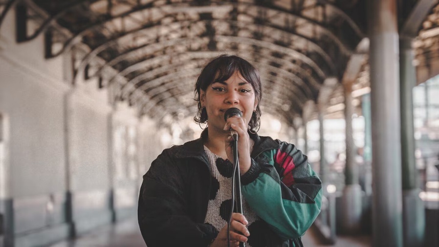 La ”Whitney Houston del Roca” cumplió su sueño, lanzó su primera canción y la convirtió en un himno de la esperanza