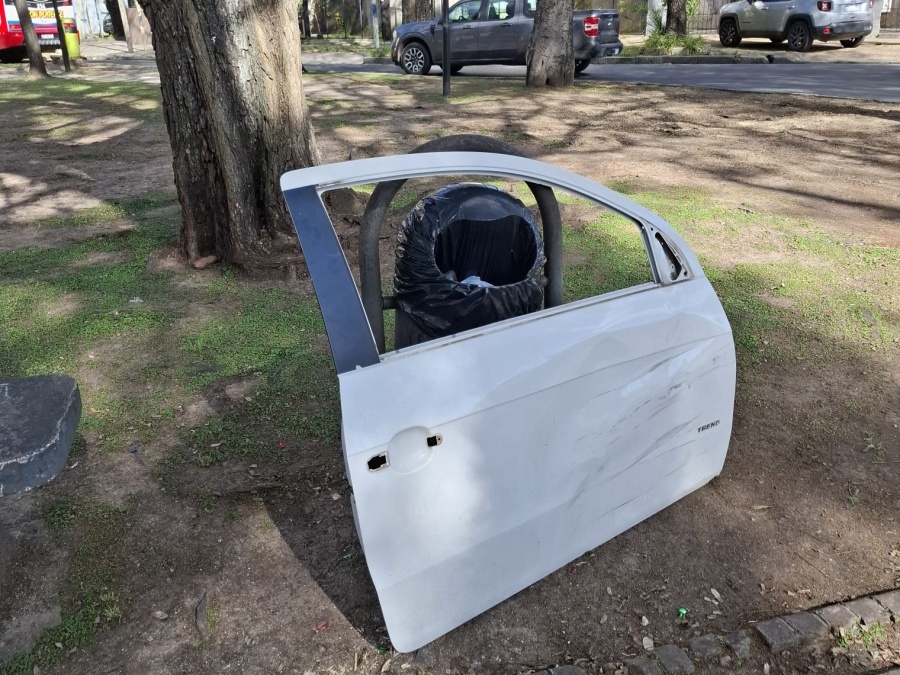 Plaza Brandsen: vecinos denuncian acumulación de basura y falta de limpieza