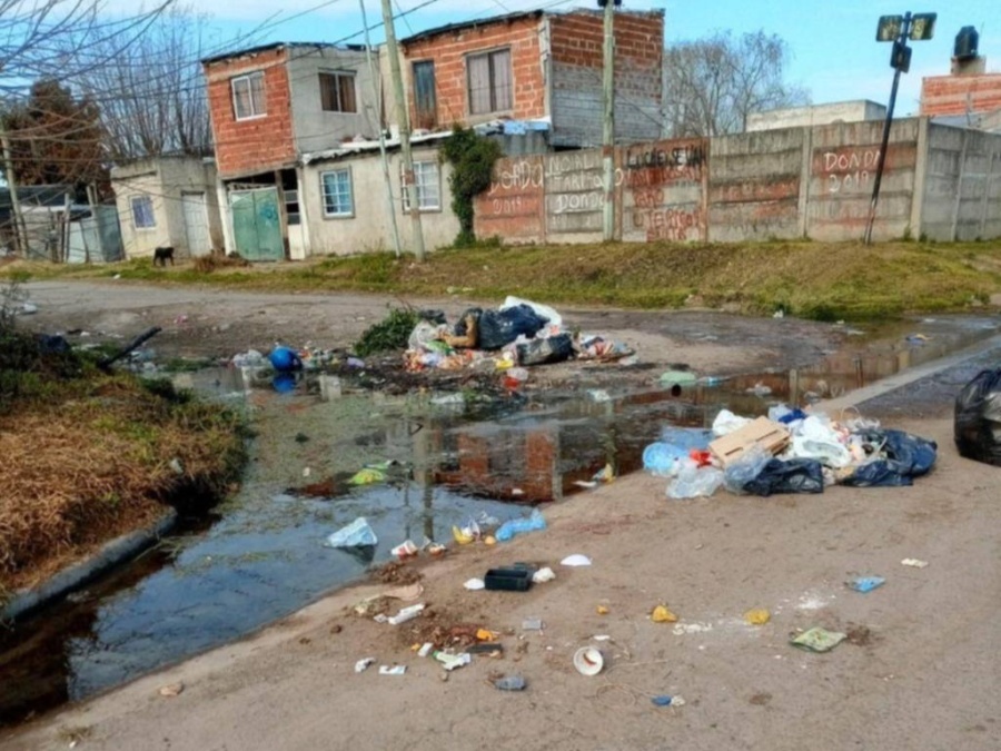 Reclaman por basurales, agua estancada y abandono urbano en 76 entre 135 y 136
