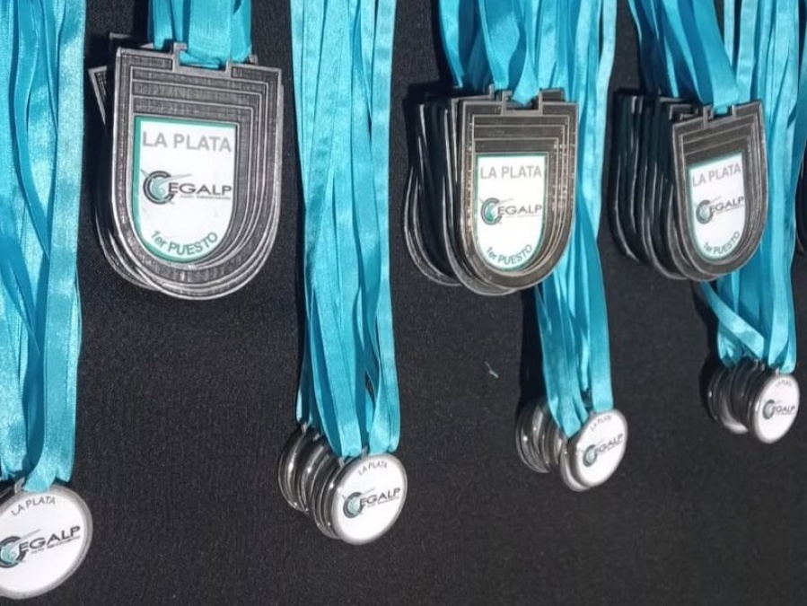 El Club CEGALP ganó un torneo y le entregaron a los padres de Kim medallas como homenaje