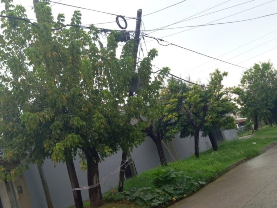 Vecinos de San Carlos advierten por un poste de luz a punto de caerse