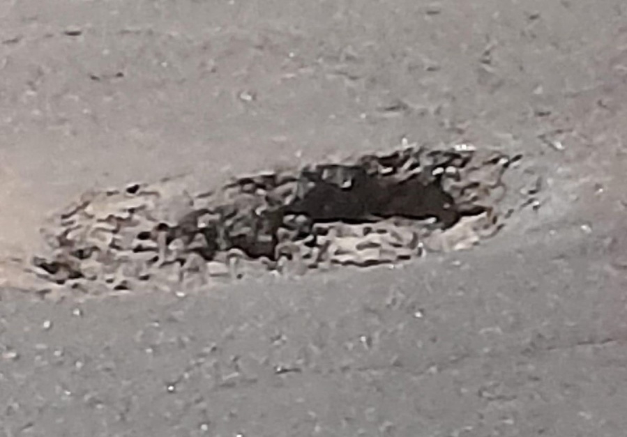 En 66 y 132 se quejaron por ”un gran pozo en el medio de la calle”