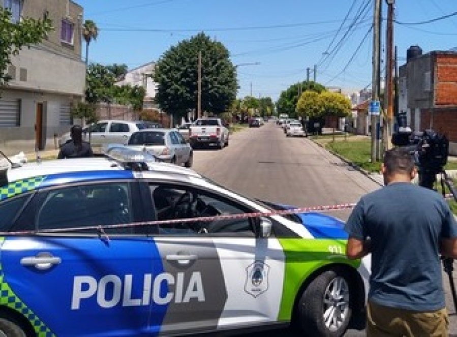 Tiene 11 años y debió llamar al 911 porque su madre y su abuelo lo golpeaban en Los Hornos