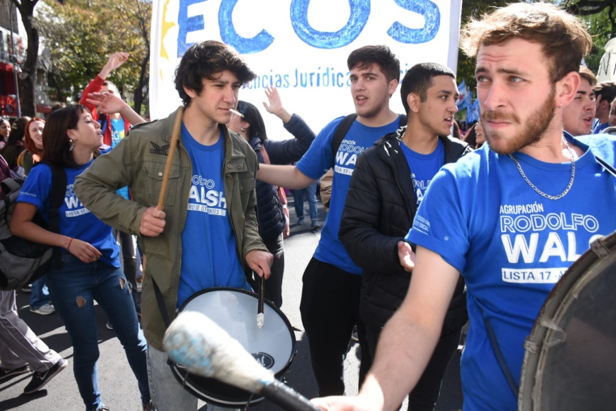 Estudiantes universitarios marcharon para exigir el boleto estudiantil y mejoras en el sistema educativo