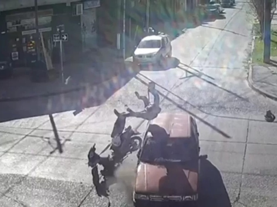 Video: El impactante choque entre un Duna y una moto en Berisso