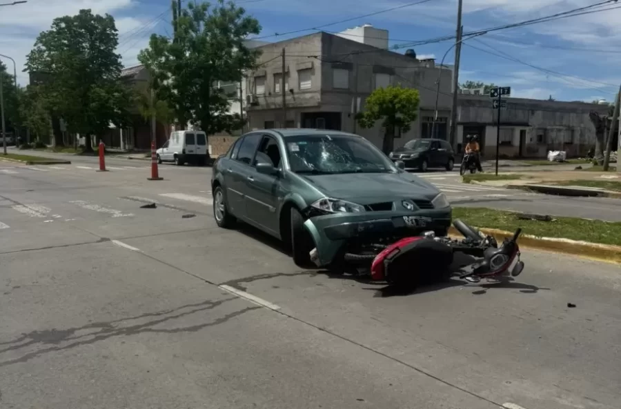 Un choque en Berisso dejó un motociclista herido