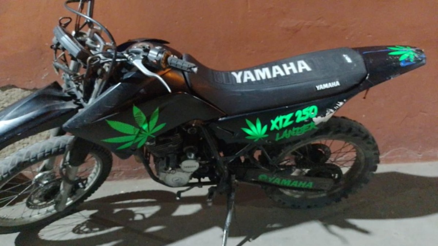 Un sujeto que se negó a ser desalojado comenzó a los tiros arriba de su moto y fue detenido