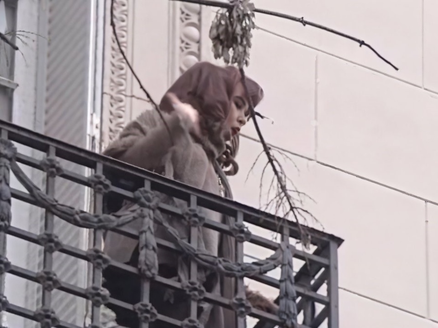 Cristina Kirchner salió nuevamente al balcón y acompañó el grito de la militancia “¡Vamos a volver!”