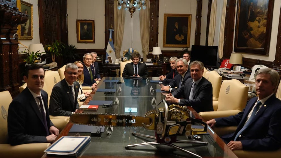 El Tesoro de EE.UU se alinea con Milei y elogia su plan económico