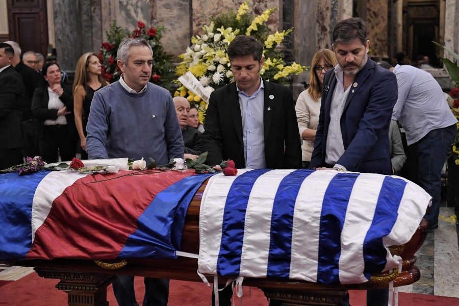 Kicillof viajó a Uruguay a despedir a Mujica y ”pedir disculpas” por el gesto de Javier Milei