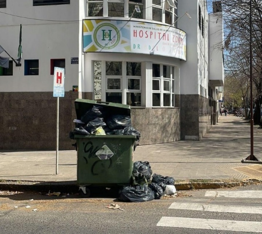 Vecinos reclaman por un contenedor desbordado de basura frente al Hospital Bollini