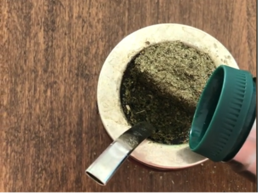 Un platense ”se agrandó”, mostró lo bien que ceba mates de una manera particular y se hizo viral