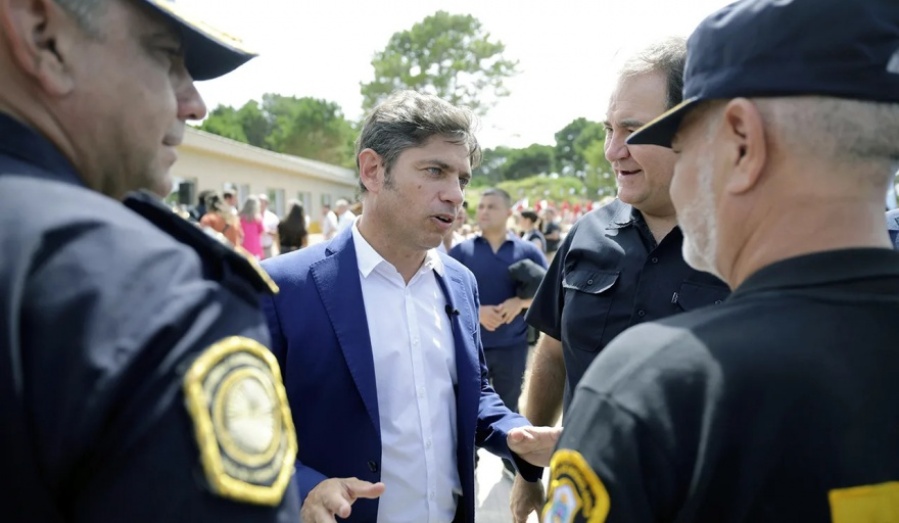 Kicillof respaldó el desplazamiento de los policías vinculados a un candidato libertario: “Hay leyes que respetar”