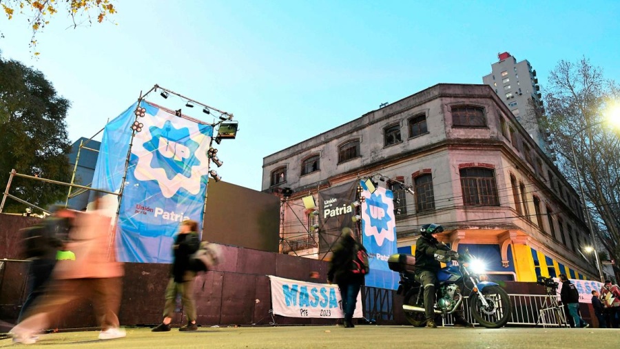 El búnker de Unión por la Patria espera la llegada de Massa y otros precandidatos