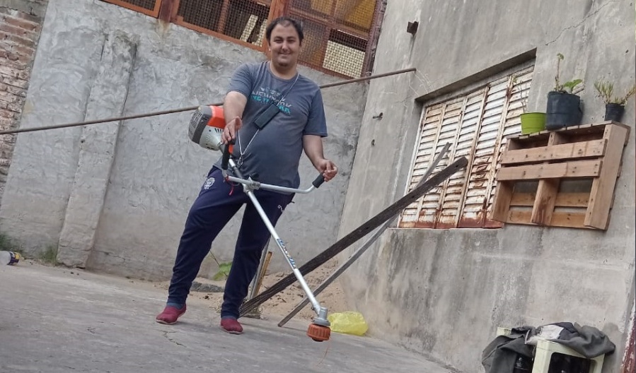 Se la rebusca en las veredas de La Plata hace 4 años, le sacaron lo que más necesitaba y su novia le dio un hermoso regalo