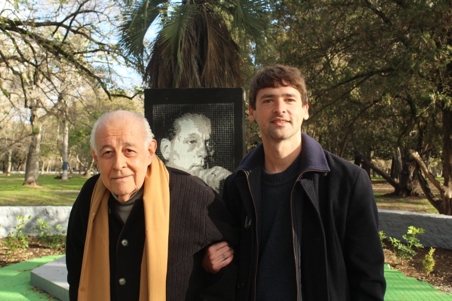 Gastón Castagneto recordó a René Favaloro junto a su primo Domingo en el monumento que honra su memoria