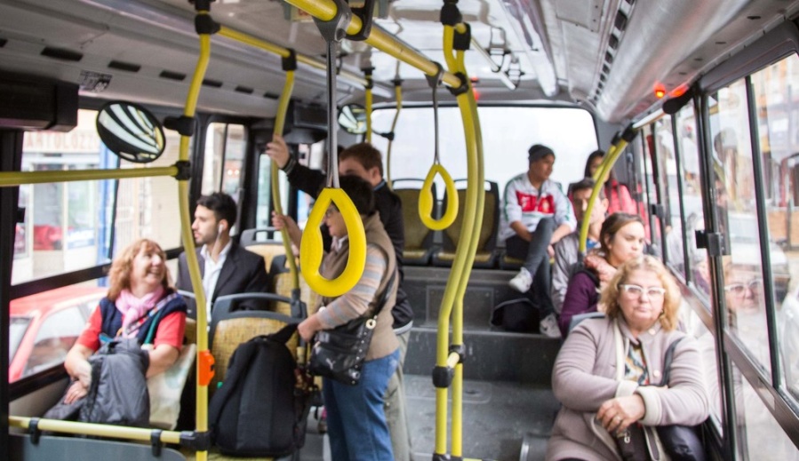 Los trabajadores informales ya gastan la tercera parte de su sueldo en viáticos por el aumento de transporte