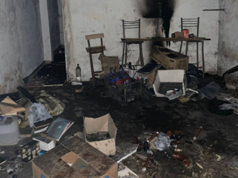 Bomberos de El Peligro controlaron un gran incendio en un galpón de La Plata