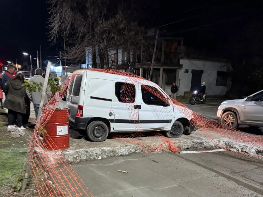 Milagro en La Plata: cayó con su camioneta en un pozo y sobrevivió