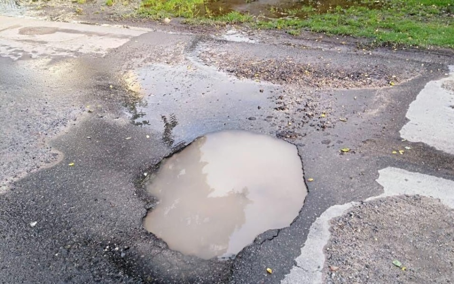 Residentes de Gonnet exigen el reparo de un gran pozo lleno de agua