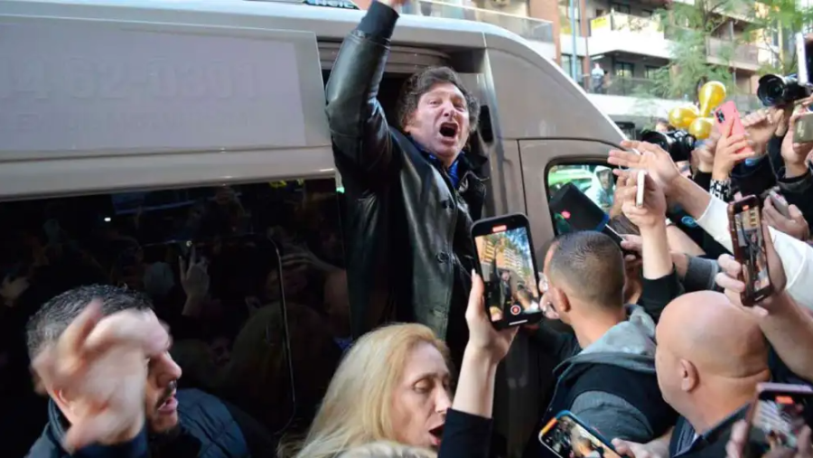 El Sindicato de Prensa de Rosario denunció a Javier Milei por empujar a un cronista: ”Esto es para la gente, no es para vos”