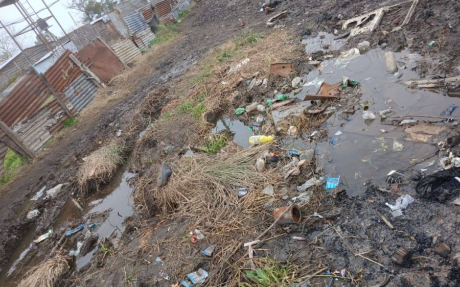 Vecinos de Los Hornos exigen mejoras urgentes en la calle 52 bis, entre 158 y 159