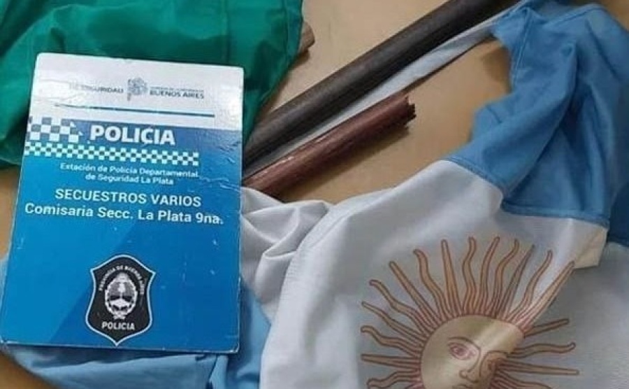 Un hombre quedó detenido por robarse dos banderas de un jardín de infantes platense